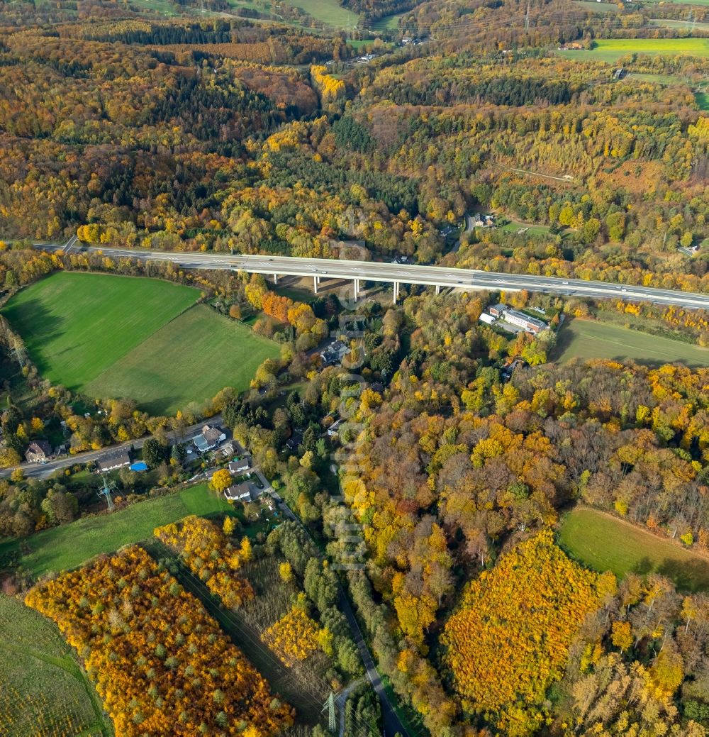 Velbert aus der Vogelperspektive: Herbstluftbild des Autobahn- Brückenbauwerk der BAB A44 in Velbert im Bundesland Nordrhein-Westfalen, Deutschland