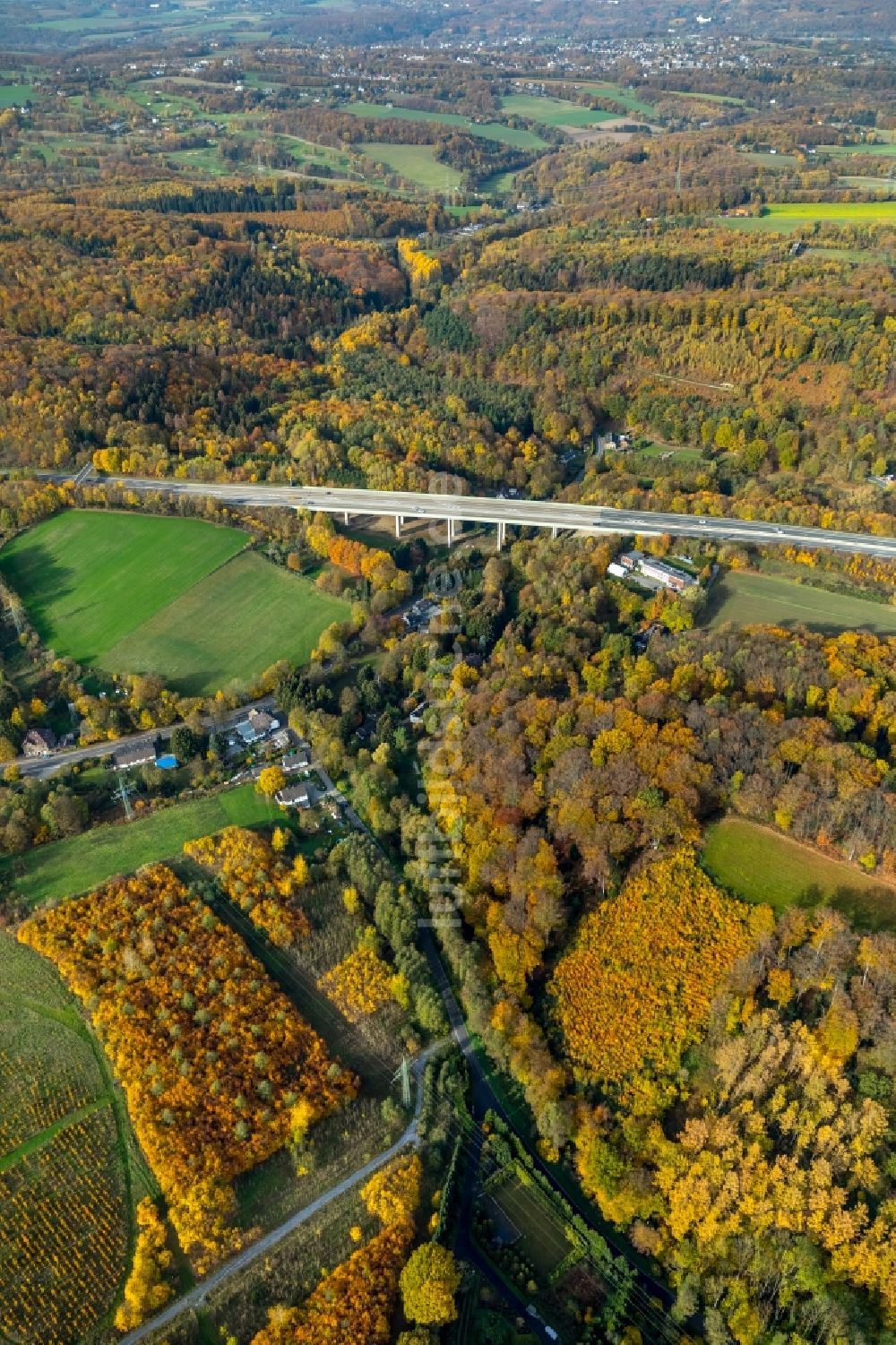 Luftbild Velbert - Herbstluftbild des Autobahn- Brückenbauwerk der BAB A44 in Velbert im Bundesland Nordrhein-Westfalen, Deutschland