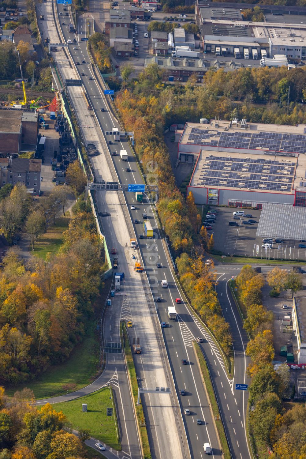 Luftaufnahme Bochum - Herbstluftbild Autobahn- Streckenverlauf der BAB A40 im Ortsteil Hamme in Bochum im Bundesland Nordrhein-Westfalen, Deutschland