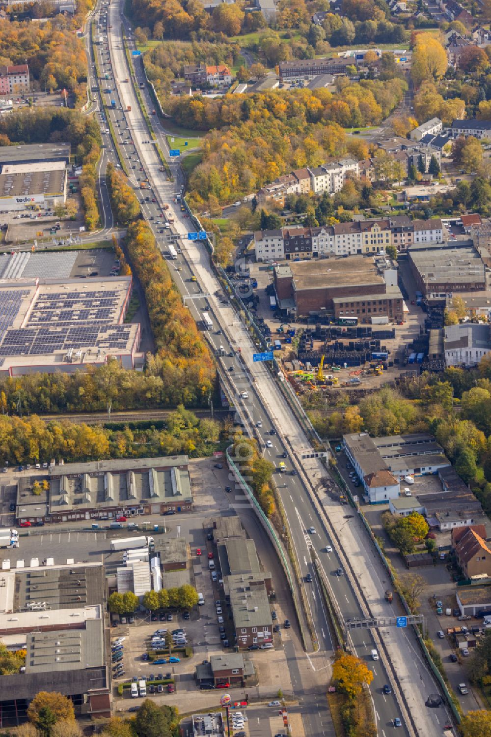 Bochum aus der Vogelperspektive: Herbstluftbild Autobahn- Streckenverlauf der BAB A40 im Ortsteil Hamme in Bochum im Bundesland Nordrhein-Westfalen, Deutschland