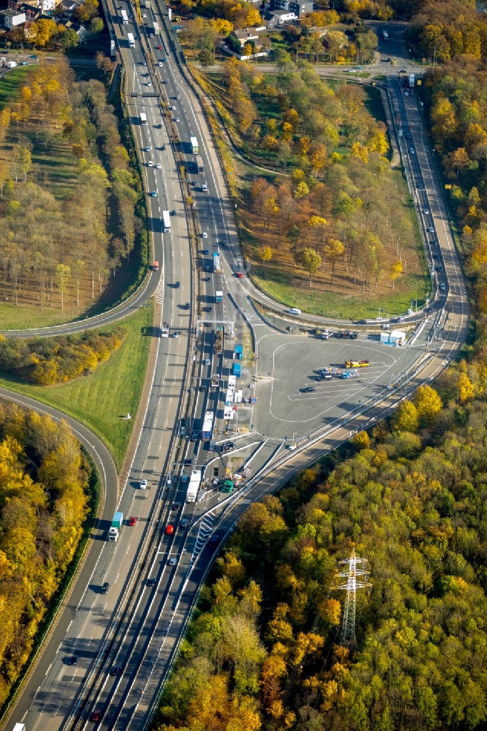 Luftaufnahme Duisburg - Herbstluftbild Autobahnabfahrt der BAB A40 auf die Duisburger Straße in Duisburg im Bundesland Nordrhein-Westfalen, Deutschland