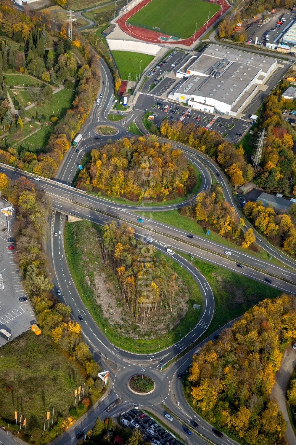 Velbert von oben - Herbstluftbild der Autobahnabfahrt der BAB A535 in Velbert im Bundesland Nordrhein-Westfalen, Deutschland