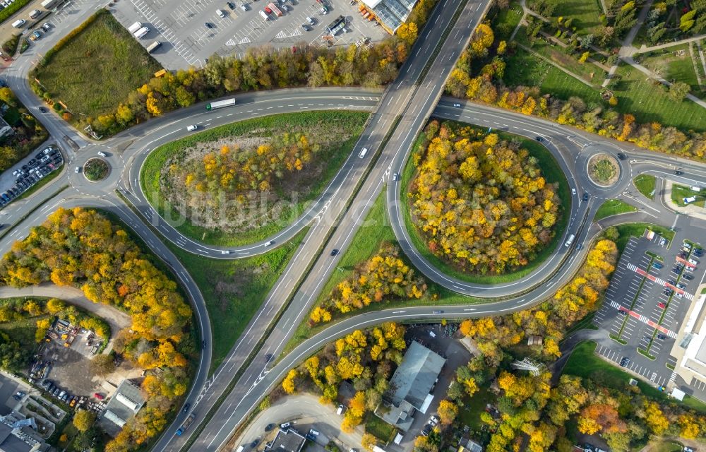 Velbert aus der Vogelperspektive: Herbstluftbild der Autobahnabfahrt der BAB A535 in Velbert im Bundesland Nordrhein-Westfalen, Deutschland