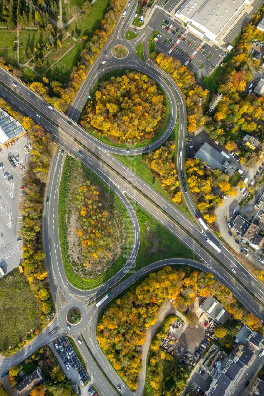 Luftaufnahme Velbert - Herbstluftbild der Autobahnabfahrt der BAB A535 in Velbert im Bundesland Nordrhein-Westfalen, Deutschland