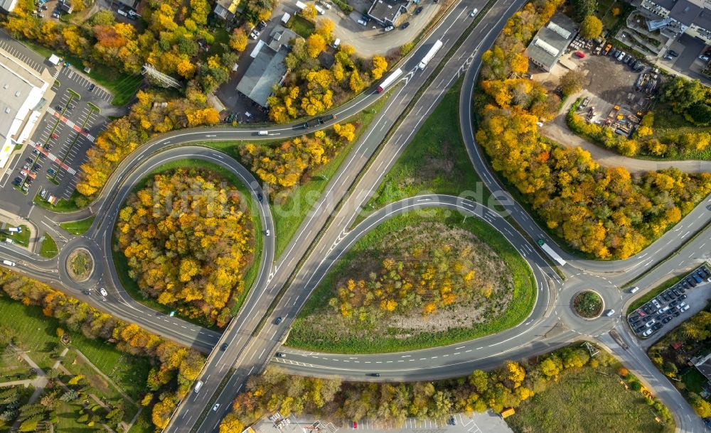 Velbert von oben - Herbstluftbild der Autobahnabfahrt der BAB A535 in Velbert im Bundesland Nordrhein-Westfalen, Deutschland