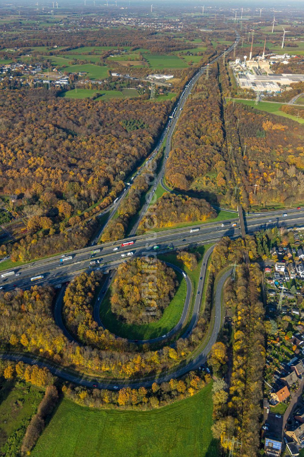 Luftbild Bottrop - Herbstluftbild Autobahndreieck- Abfahrt der BAB A2 - A31 in Bottrop im Bundesland Nordrhein-Westfalen, Deutschland