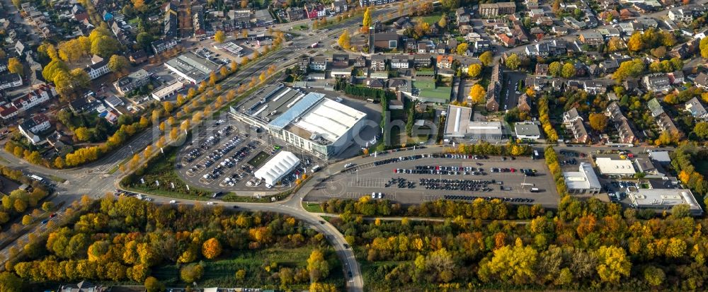 Bottrop aus der Vogelperspektive: Herbstluftbild Autohandels- Gebäude des Autohauses der Brabus GmbH an der Brabus-Allee im Ortsteil Eigen in Bottrop im Bundesland Nordrhein-Westfalen, Deutschland