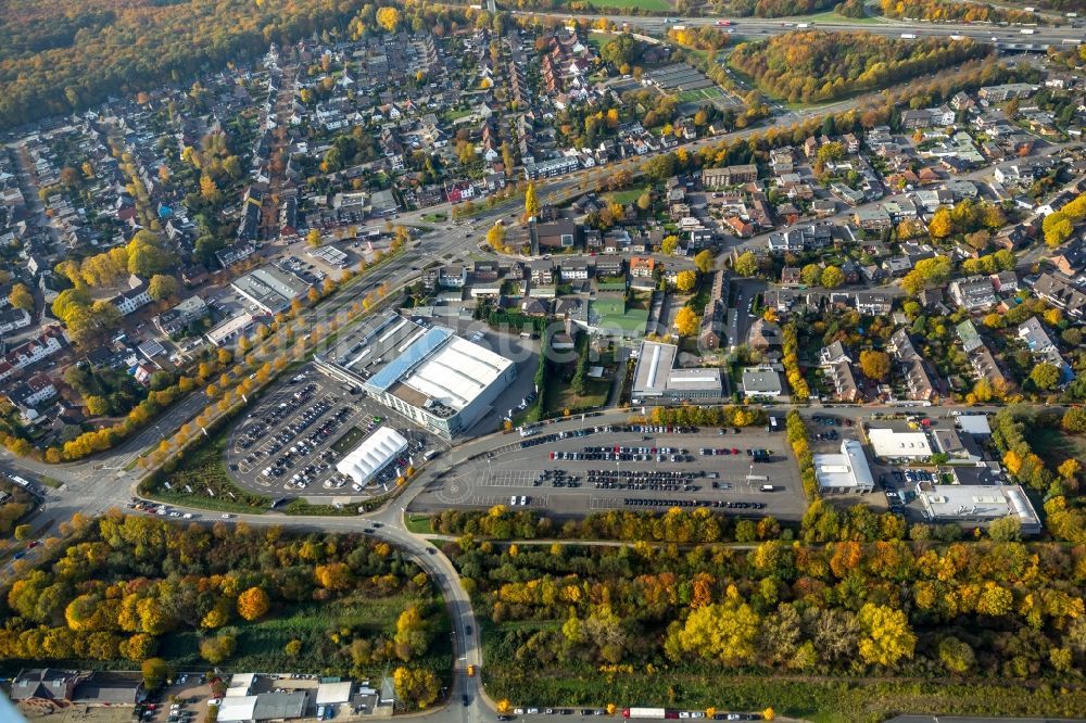 Luftaufnahme Bottrop - Herbstluftbild Autohandels- Gebäude des Autohauses der Brabus GmbH an der Brabus-Allee im Ortsteil Eigen in Bottrop im Bundesland Nordrhein-Westfalen, Deutschland