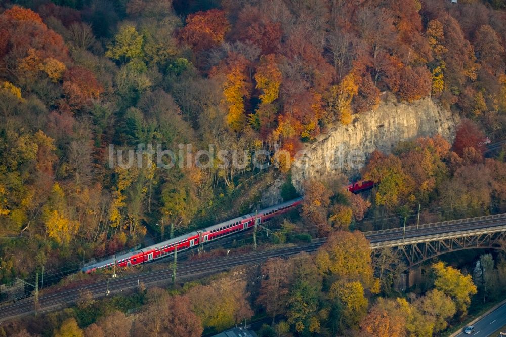 Luftaufnahme Witten - Herbstluftbild Bahn- Brückenbauwerk in Witten im Bundesland Nordrhein-Westfalen, Deutschland