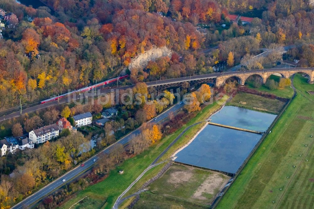 Witten von oben - Herbstluftbild Bahn- Brückenbauwerk in Witten im Bundesland Nordrhein-Westfalen, Deutschland