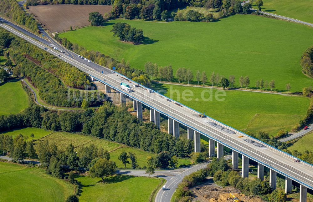 Luftaufnahme Meschede - Herbstluftbild Bauarbeiten auf einem Autobahn- Brückenbauwerk der BAB A46 in Meschede im Bundesland Nordrhein-Westfalen, Deutschland