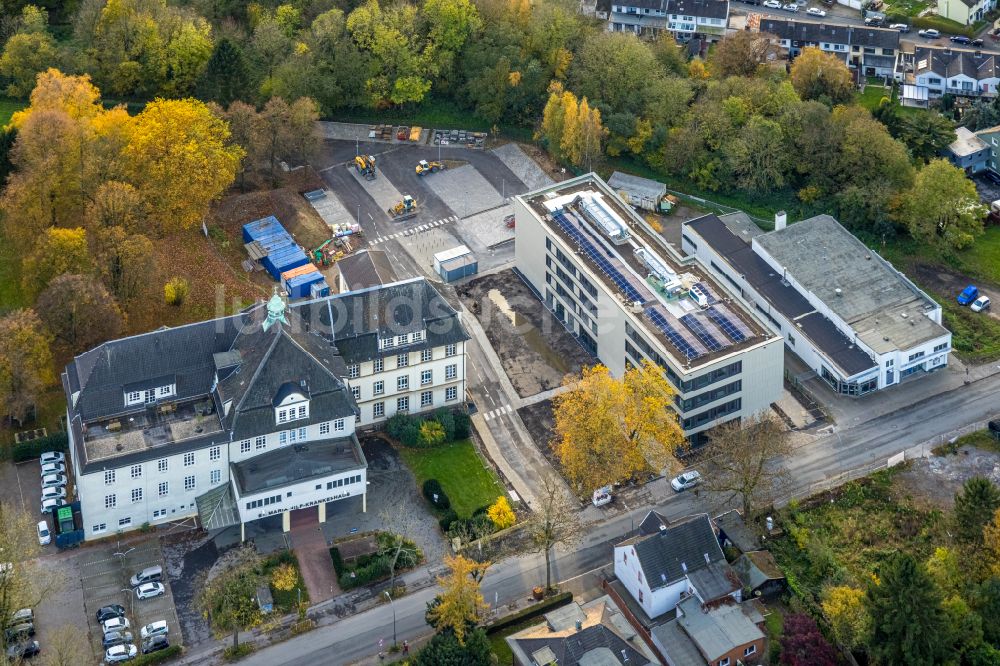 Luftaufnahme Bochum - Herbstluftbild Baustelle für einen Erweiterungs- Neubau auf dem Klinikgelände des Krankenhauses Maria-Hilf-Krankenhaus in Bochum im Bundesland Nordrhein-Westfalen, Deutschland