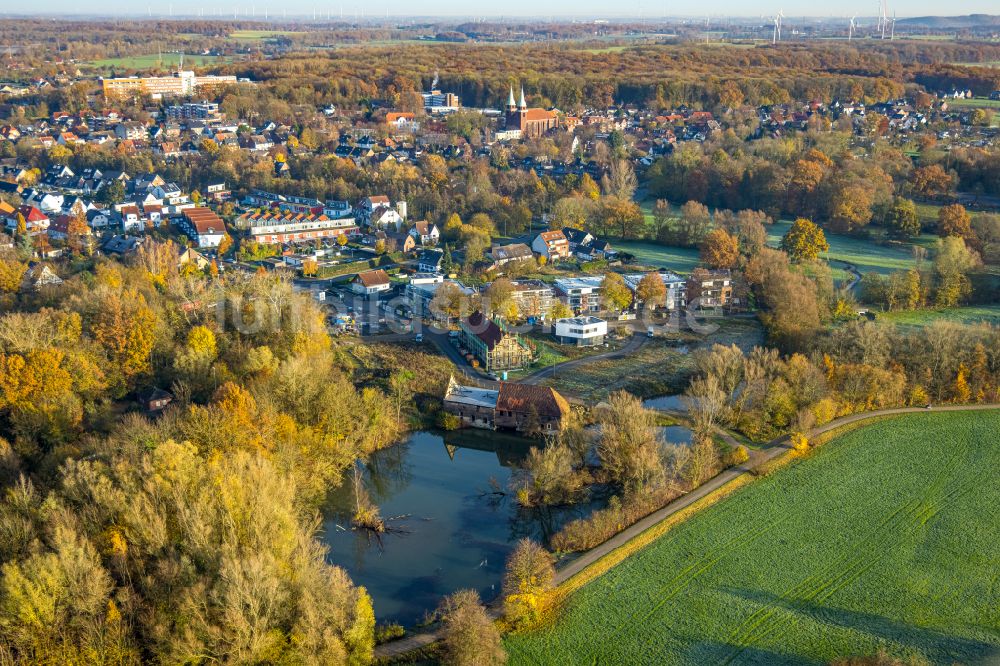 Hamm aus der Vogelperspektive: Herbstluftbild Baustelle Mischbebauung eines Wohngebiets mit Mehrfamilienhäusern und Einfamilienhäusern in Hamm im Bundesland Nordrhein-Westfalen, Deutschland