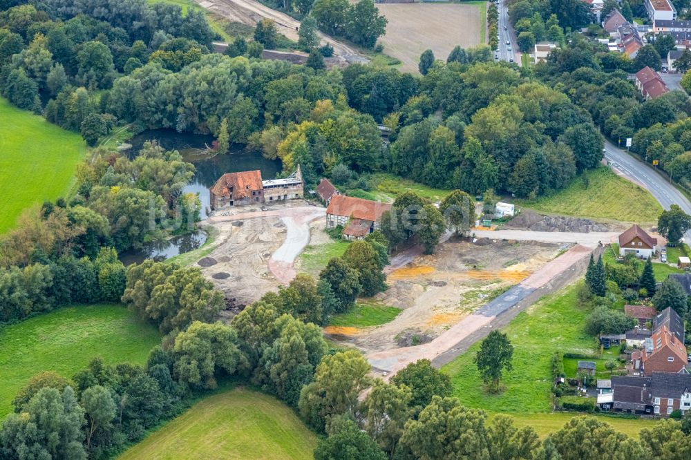 Heessen von oben - Herbstluftbild Baustelle Mischbebauung eines Wohngebiets mit Mehrfamilienhäusern und Einfamilienhäusern an der Schloss- Mühle in Heessen im Bundesland Nordrhein-Westfalen, Deutschland