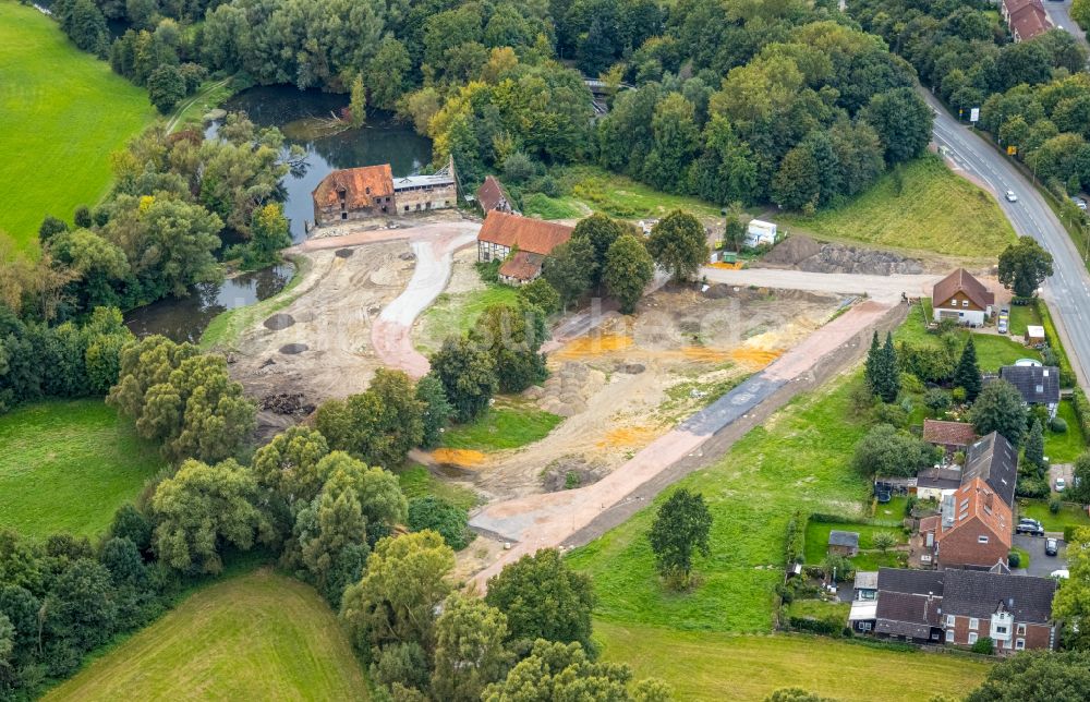 Heessen aus der Vogelperspektive: Herbstluftbild Baustelle Mischbebauung eines Wohngebiets mit Mehrfamilienhäusern und Einfamilienhäusern an der Schloss- Mühle in Heessen im Bundesland Nordrhein-Westfalen, Deutschland