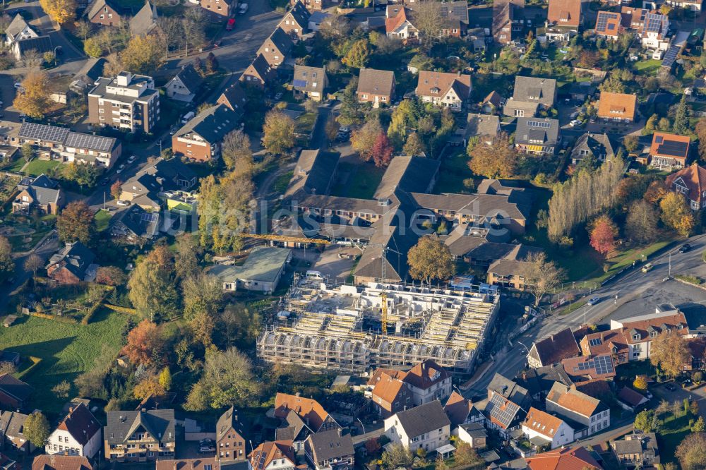 Luftaufnahme Warendorf - Herbstluftbild Baustelle der Neubau- Gebäude des Altersheim - Seniorenresidenz Altenheim Dechaneihof St. Marien in Warendorf im Bundesland Nordrhein-Westfalen, Deutschland