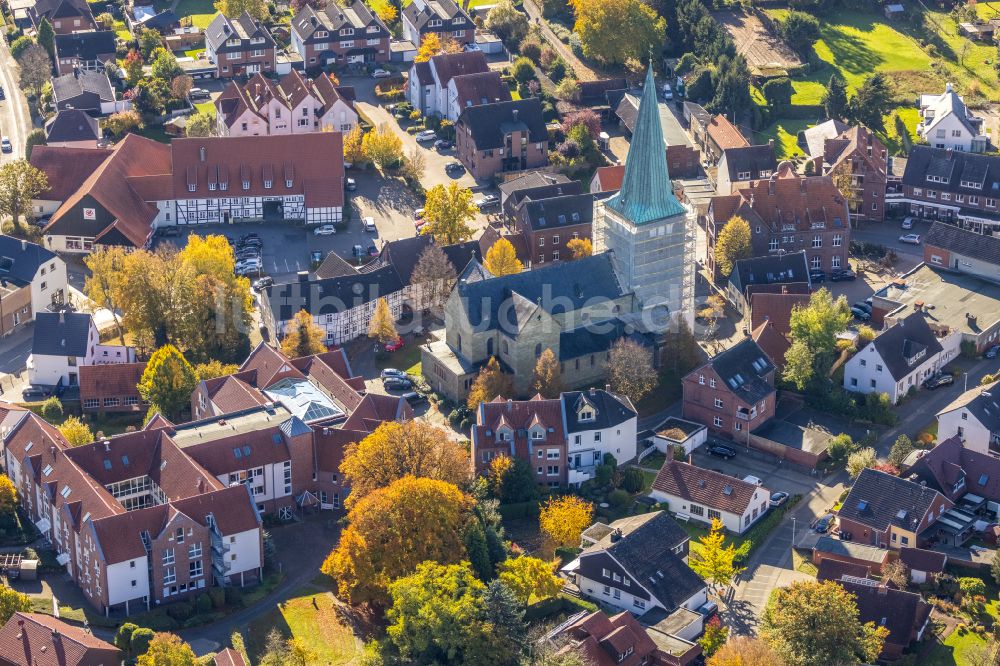 Rhynern aus der Vogelperspektive: Herbstluftbild Baustelle zu Sanierungs- und Umbauarbeiten am Kirchengebäude St. Regina in Rhynern im Bundesland Nordrhein-Westfalen, Deutschland