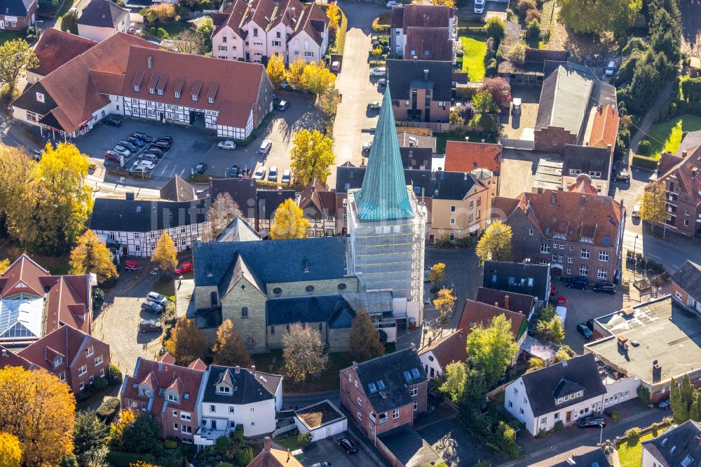 Luftbild Rhynern - Herbstluftbild Baustelle zu Sanierungs- und Umbauarbeiten am Kirchengebäude St. Regina in Rhynern im Bundesland Nordrhein-Westfalen, Deutschland