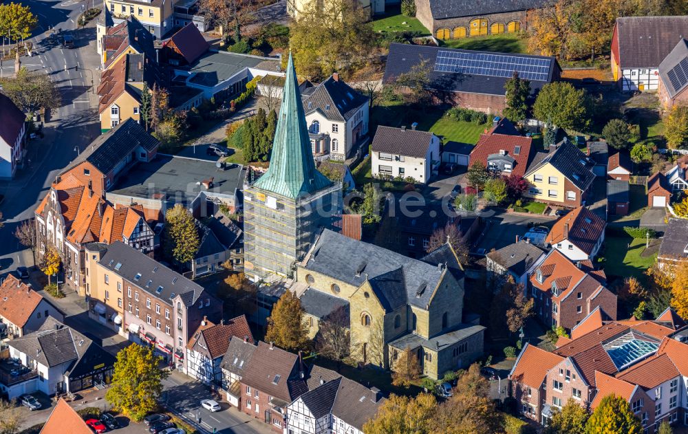 Luftaufnahme Rhynern - Herbstluftbild Baustelle zu Sanierungs- und Umbauarbeiten am Kirchengebäude St. Regina in Rhynern im Bundesland Nordrhein-Westfalen, Deutschland