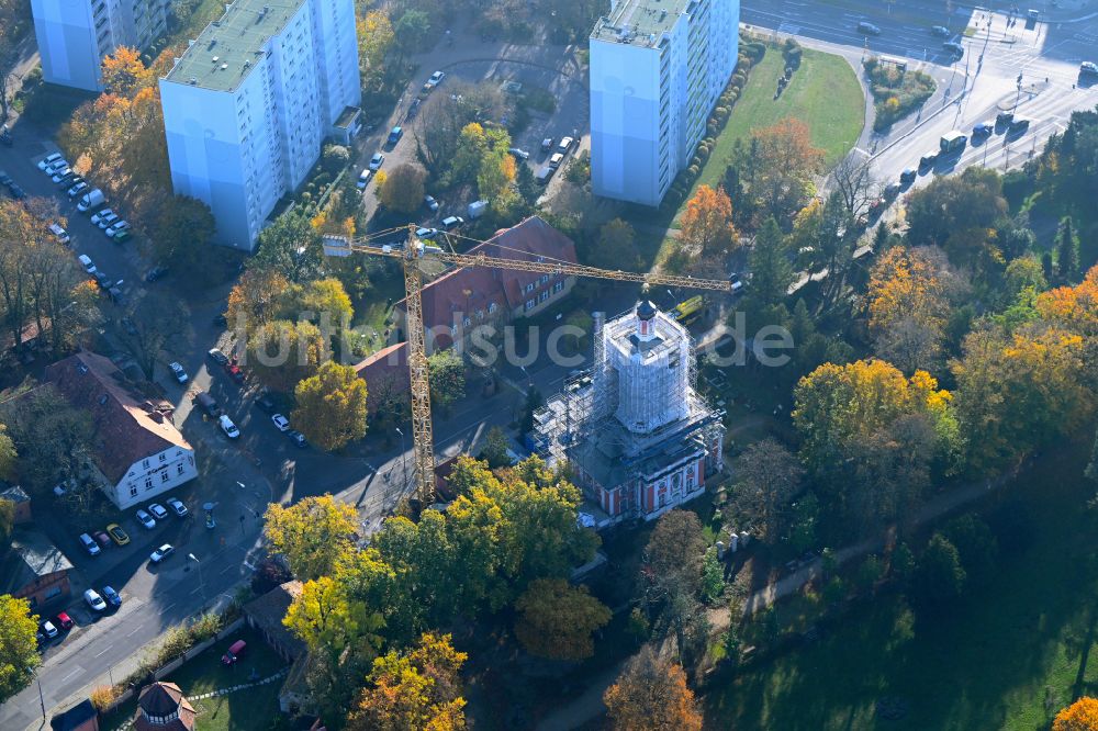 Luftbild Berlin - Herbstluftbild Baustelle zu Sanierungs- und Umbauarbeiten am Kirchengebäude der Schlosskirche im Ortsteil Buch in Berlin, Deutschland