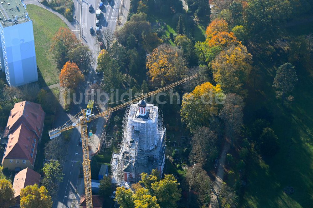 Luftaufnahme Berlin - Herbstluftbild Baustelle zu Sanierungs- und Umbauarbeiten am Kirchengebäude der Schlosskirche im Ortsteil Buch in Berlin, Deutschland