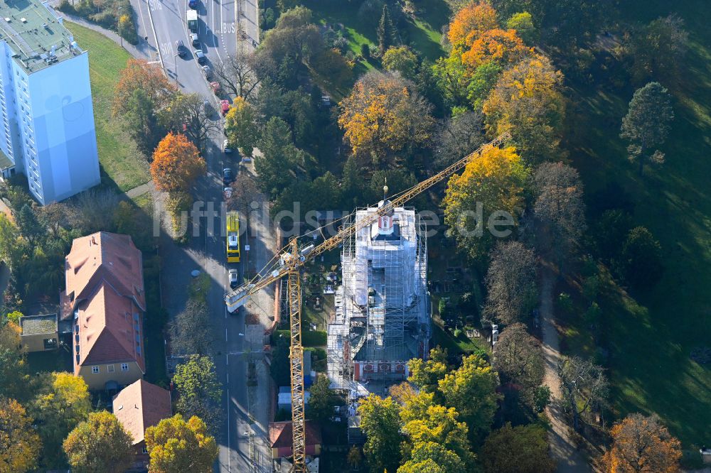 Berlin von oben - Herbstluftbild Baustelle zu Sanierungs- und Umbauarbeiten am Kirchengebäude der Schlosskirche im Ortsteil Buch in Berlin, Deutschland