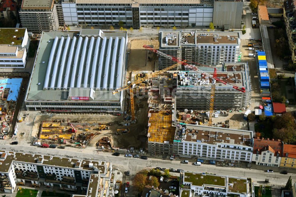 Luftbild München - Herbstluftbild Baustelle zum Neubau einer Mehrfamilienhaus-Wohnanlage im Ortsteil Obersendling in München im Bundesland Bayern, Deutschland