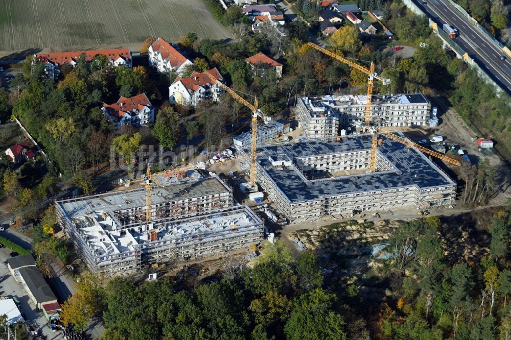 Bernau von oben - Herbstluftbild Baustelle zum Neubau einer Mehrfamilienhaus-Wohnanlage Waldquartier in Bernau im Bundesland Brandenburg, Deutschland