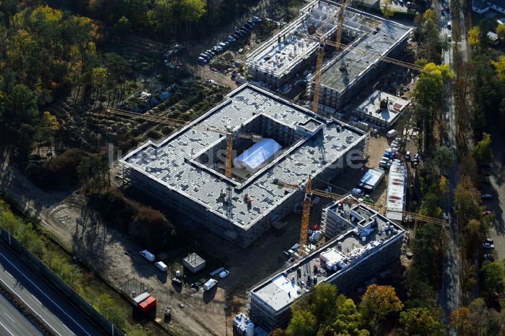 Luftaufnahme Bernau - Herbstluftbild Baustelle zum Neubau einer Mehrfamilienhaus-Wohnanlage Waldquartier in Bernau im Bundesland Brandenburg, Deutschland