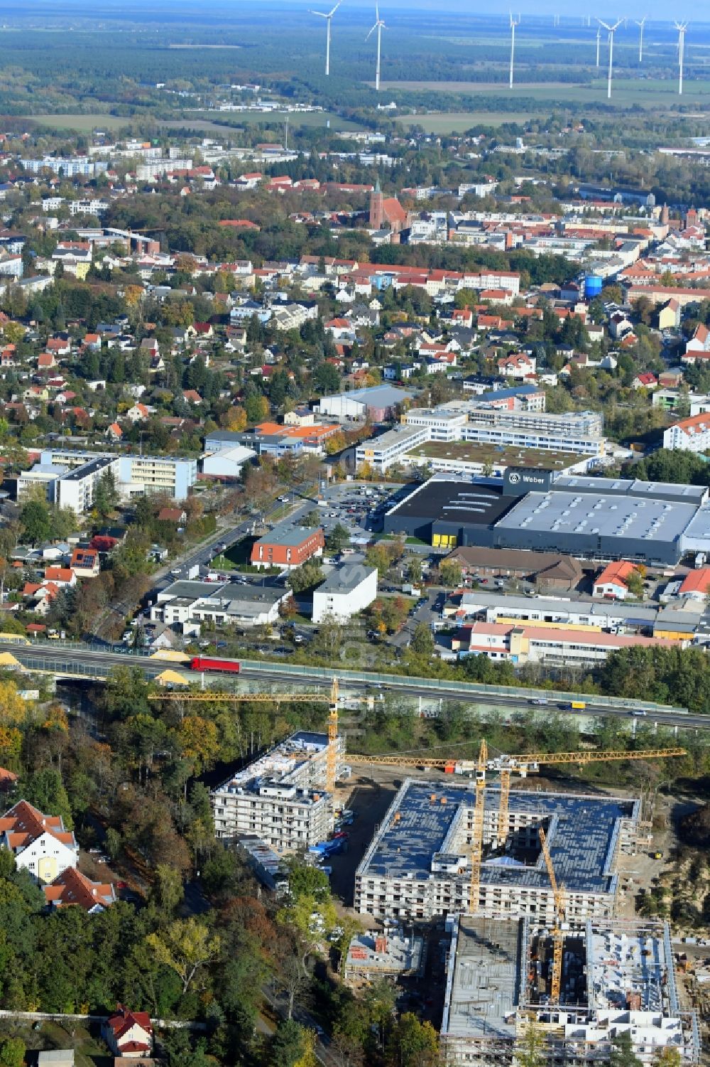 Bernau aus der Vogelperspektive: Herbstluftbild Baustelle zum Neubau einer Mehrfamilienhaus-Wohnanlage Waldquartier in Bernau im Bundesland Brandenburg, Deutschland