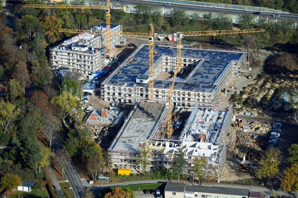 Luftaufnahme Bernau - Herbstluftbild Baustelle zum Neubau einer Mehrfamilienhaus-Wohnanlage Waldquartier in Bernau im Bundesland Brandenburg, Deutschland