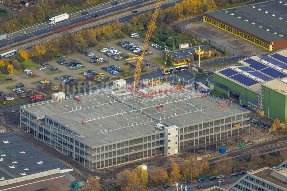 Luftbild Duisburg - Herbstluftbild Baustelle zum Neubau des Parkhauses im Ortsteil Kasslerfeld in Duisburg im Bundesland Nordrhein-Westfalen, Deutschland