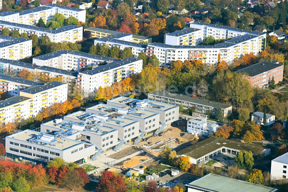 Luftaufnahme Berlin - Herbstluftbild Baustelle zum Neubau des Schulgebaudes Gymnasium mit Sporthalle im Ortsteil Hellersdorf in Berlin, Deutschland