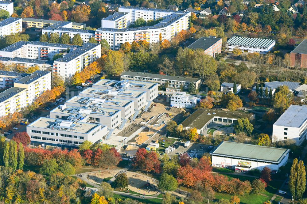 Berlin von oben - Herbstluftbild Baustelle zum Neubau des Schulgebaudes Gymnasium mit Sporthalle im Ortsteil Hellersdorf in Berlin, Deutschland