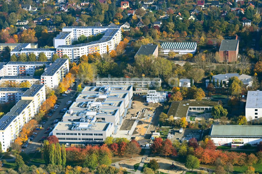 Berlin aus der Vogelperspektive: Herbstluftbild Baustelle zum Neubau des Schulgebaudes Gymnasium mit Sporthalle im Ortsteil Hellersdorf in Berlin, Deutschland