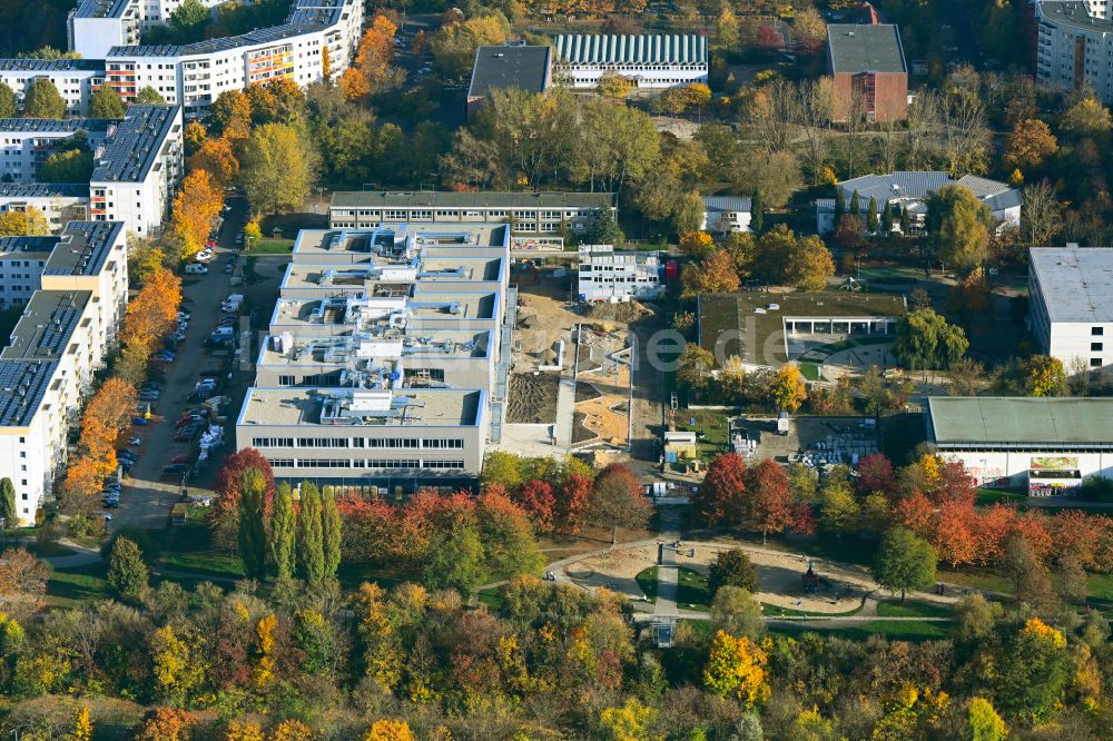 Luftbild Berlin - Herbstluftbild Baustelle zum Neubau des Schulgebaudes Gymnasium mit Sporthalle im Ortsteil Hellersdorf in Berlin, Deutschland