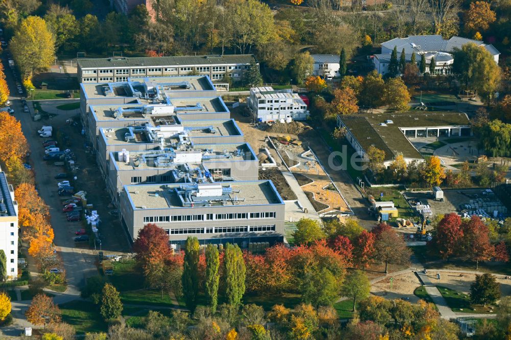 Luftaufnahme Berlin - Herbstluftbild Baustelle zum Neubau des Schulgebaudes Gymnasium mit Sporthalle im Ortsteil Hellersdorf in Berlin, Deutschland