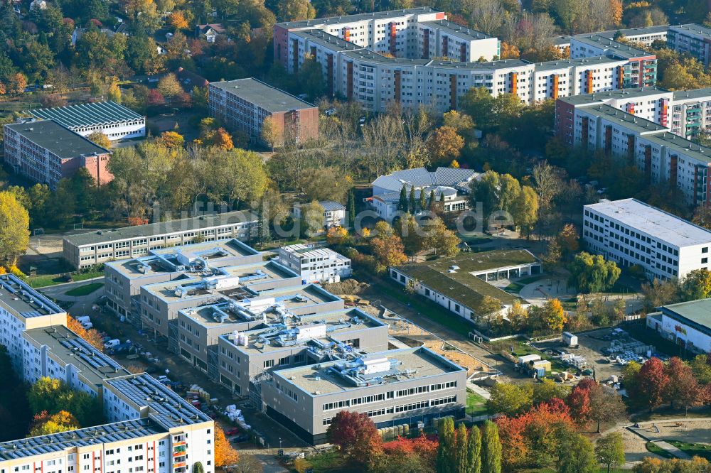 Berlin aus der Vogelperspektive: Herbstluftbild Baustelle zum Neubau des Schulgebaudes Gymnasium mit Sporthalle im Ortsteil Hellersdorf in Berlin, Deutschland