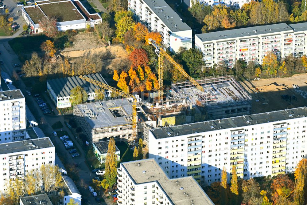 Berlin von oben - Herbstluftbild Baustelle zum Neubau des Schulgebaudes im Ortsteil Biesdorf in Berlin, Deutschland