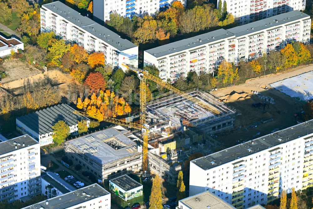 Berlin aus der Vogelperspektive: Herbstluftbild Baustelle zum Neubau des Schulgebaudes im Ortsteil Biesdorf in Berlin, Deutschland