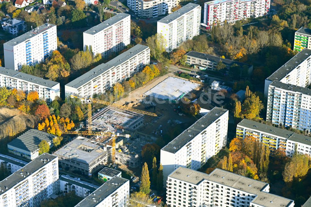 Luftbild Berlin - Herbstluftbild Baustelle zum Neubau des Schulgebaudes im Ortsteil Biesdorf in Berlin, Deutschland