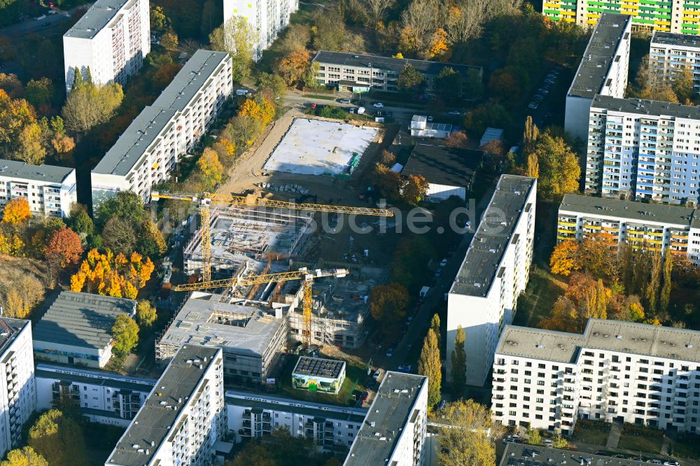 Luftaufnahme Berlin - Herbstluftbild Baustelle zum Neubau des Schulgebaudes im Ortsteil Biesdorf in Berlin, Deutschland