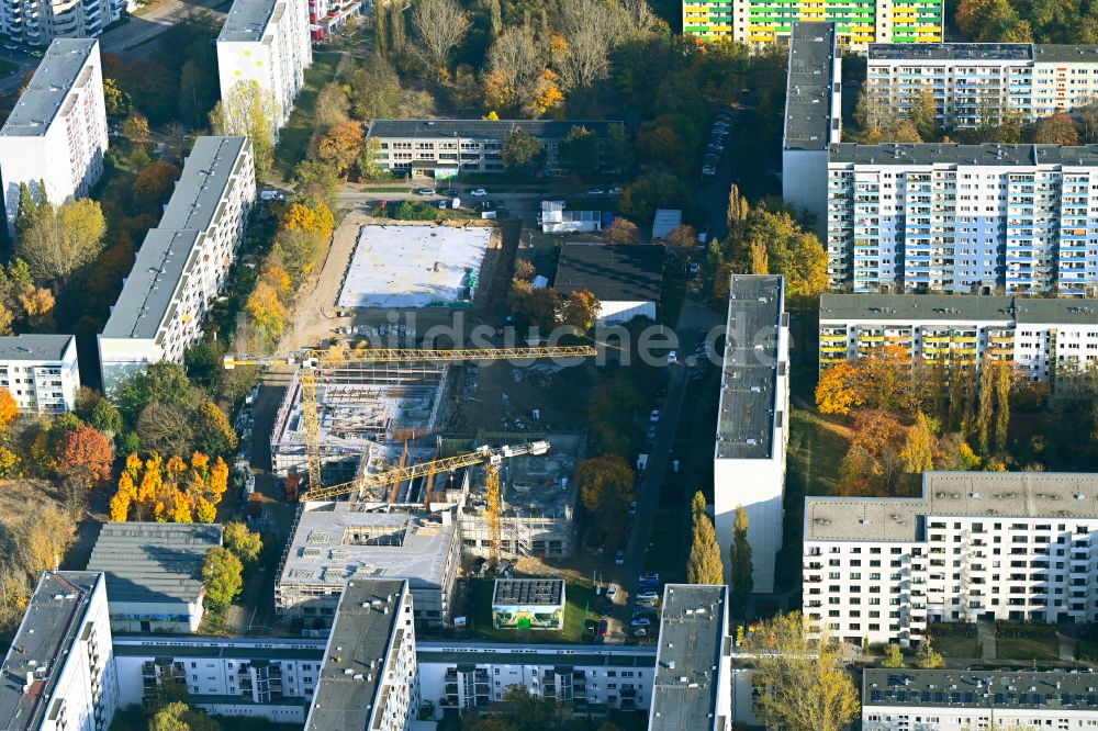 Berlin von oben - Herbstluftbild Baustelle zum Neubau des Schulgebaudes im Ortsteil Biesdorf in Berlin, Deutschland