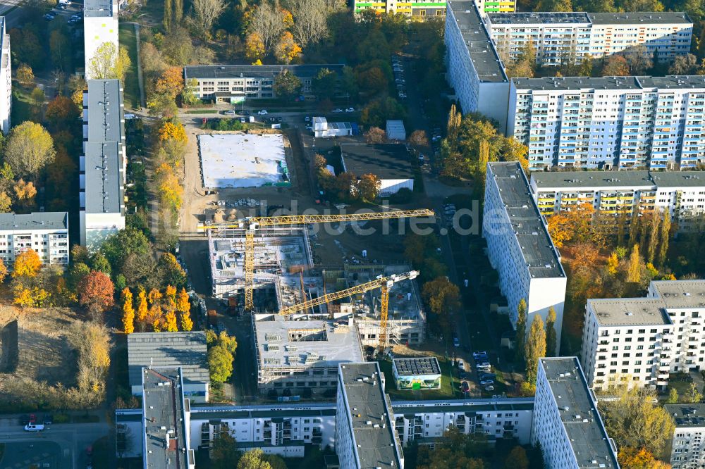 Berlin aus der Vogelperspektive: Herbstluftbild Baustelle zum Neubau des Schulgebaudes im Ortsteil Biesdorf in Berlin, Deutschland