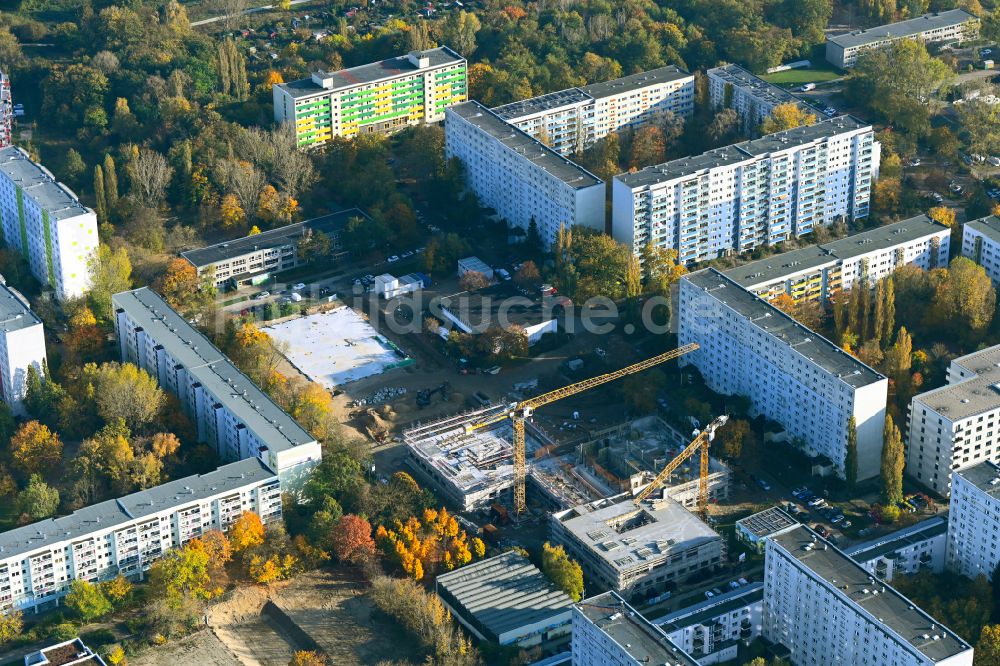 Luftbild Berlin - Herbstluftbild Baustelle zum Neubau des Schulgebaudes im Ortsteil Biesdorf in Berlin, Deutschland