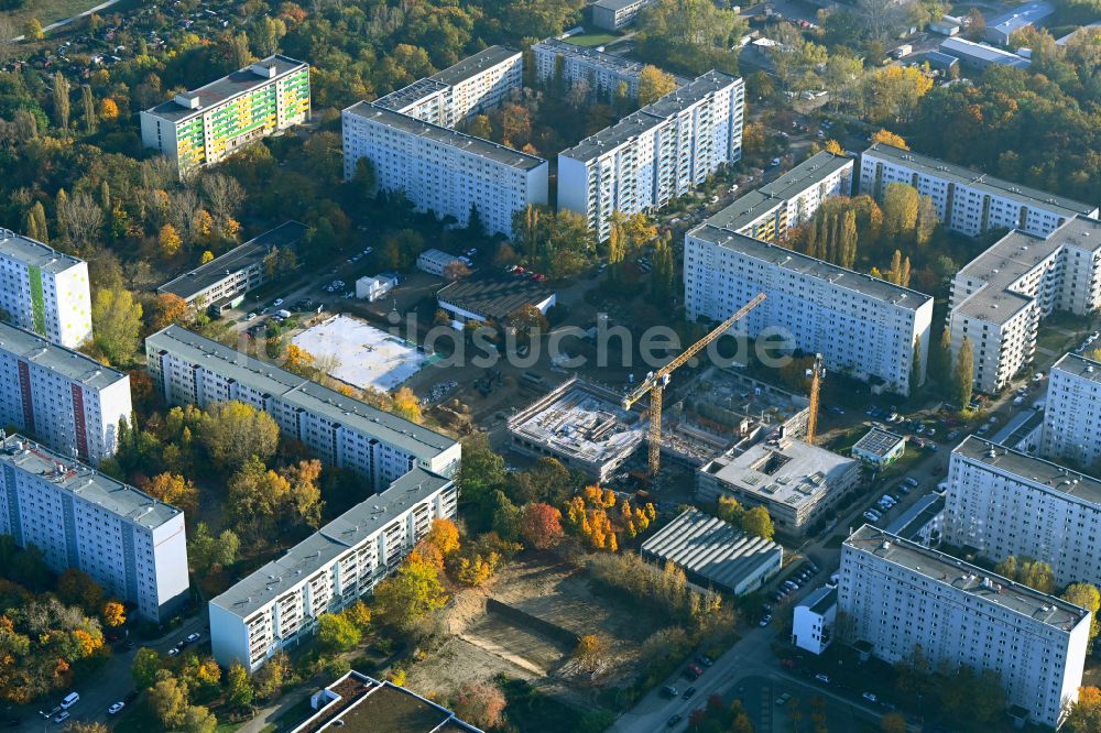 Luftaufnahme Berlin - Herbstluftbild Baustelle zum Neubau des Schulgebaudes im Ortsteil Biesdorf in Berlin, Deutschland