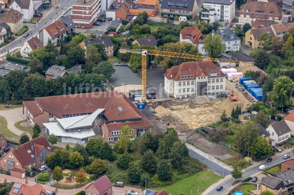 Herringen von oben - Herbstluftbild Baustelle zum Neubau des Schulgebäudes Arnold-Freymuth-Gesamtschule in Herringen im Bundesland Nordrhein-Westfalen, Deutschland