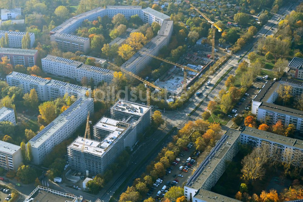 Luftbild Berlin - Herbstluftbild Baustelle zum Neubau eines Seniorenzentrums im Ortsteil Hellersdorf in Berlin, Deutschland