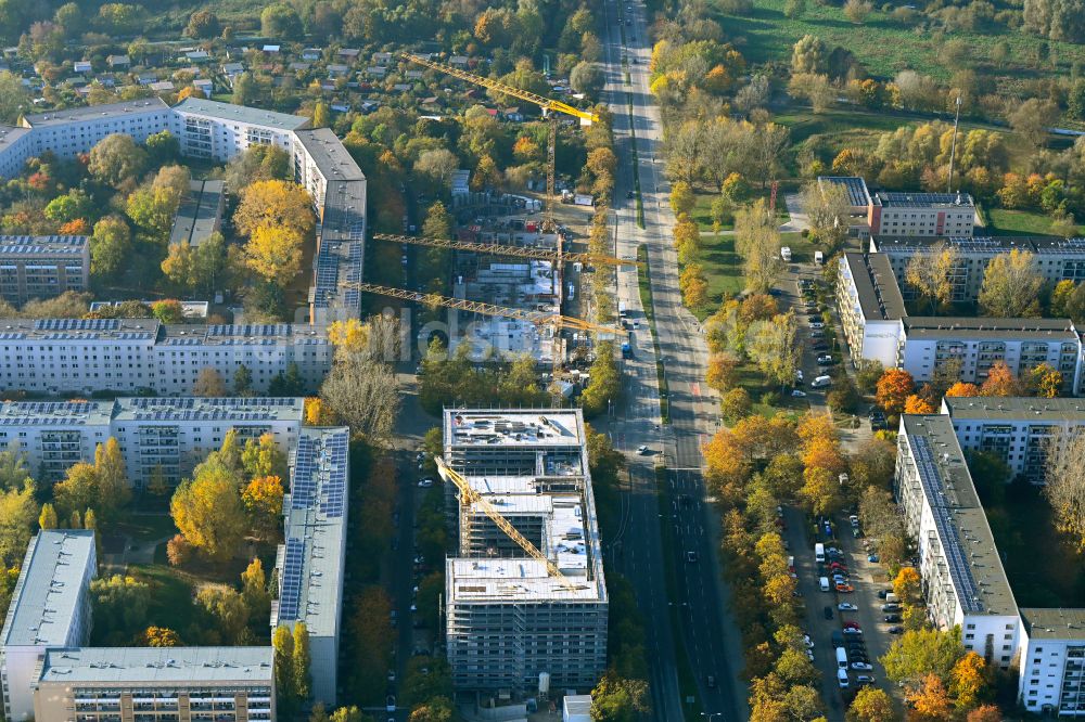 Luftaufnahme Berlin - Herbstluftbild Baustelle zum Neubau eines Seniorenzentrums im Ortsteil Hellersdorf in Berlin, Deutschland