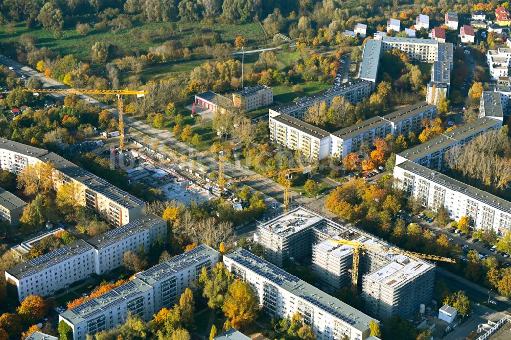 Berlin aus der Vogelperspektive: Herbstluftbild Baustelle zum Neubau eines Seniorenzentrums im Ortsteil Hellersdorf in Berlin, Deutschland